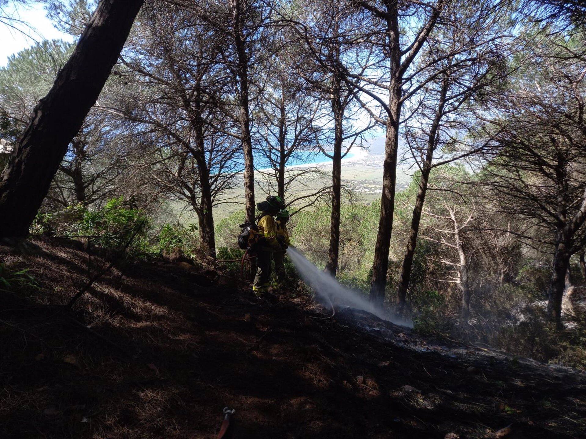 Un bombero en el incendio de Tarifa