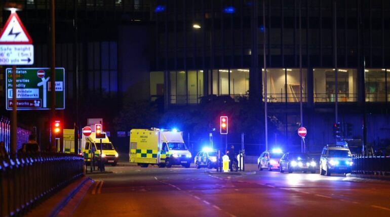 Equipos de Emergencia junto al Manchester Arena momentos después de la explosión a la salida de un concierto de Ariana Grande