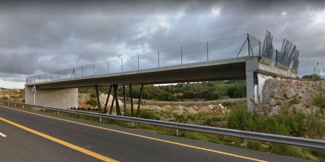 Puente a medio construir frente a La Argentina