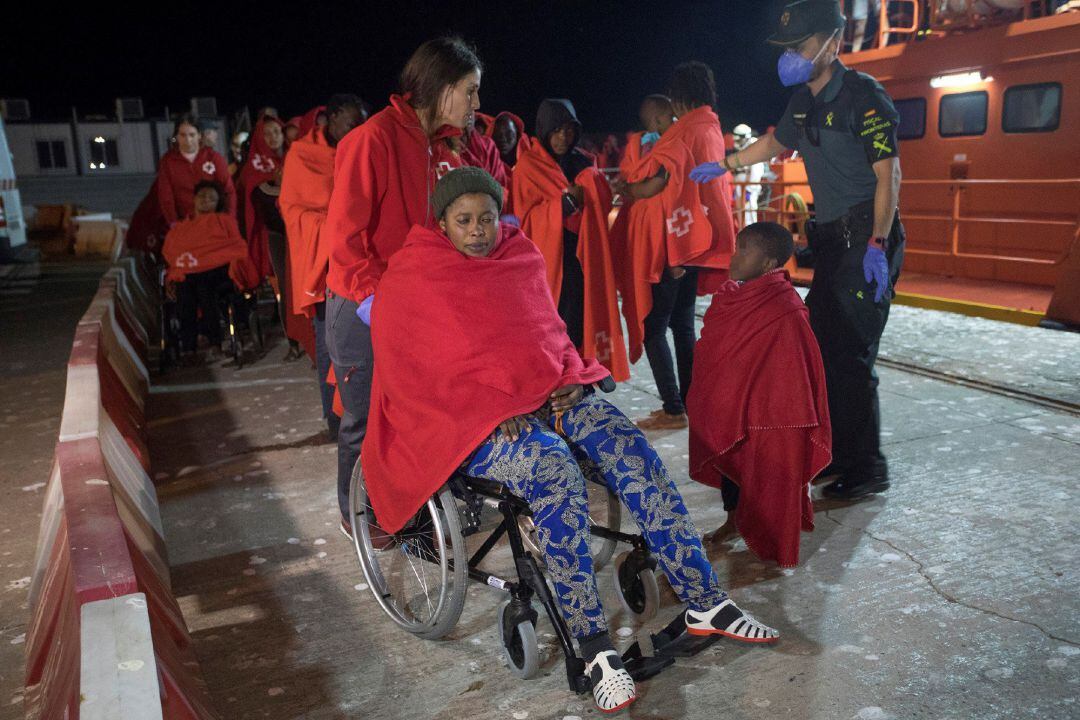 Cruz Roja atiende a los 92 inmigrantes llegados en la noche de este jueves a su llegada al Puerto de Motril