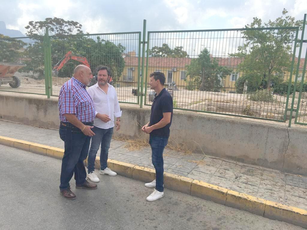 Los populares en el solar de la antigua escuela Santa Infancia de Elda