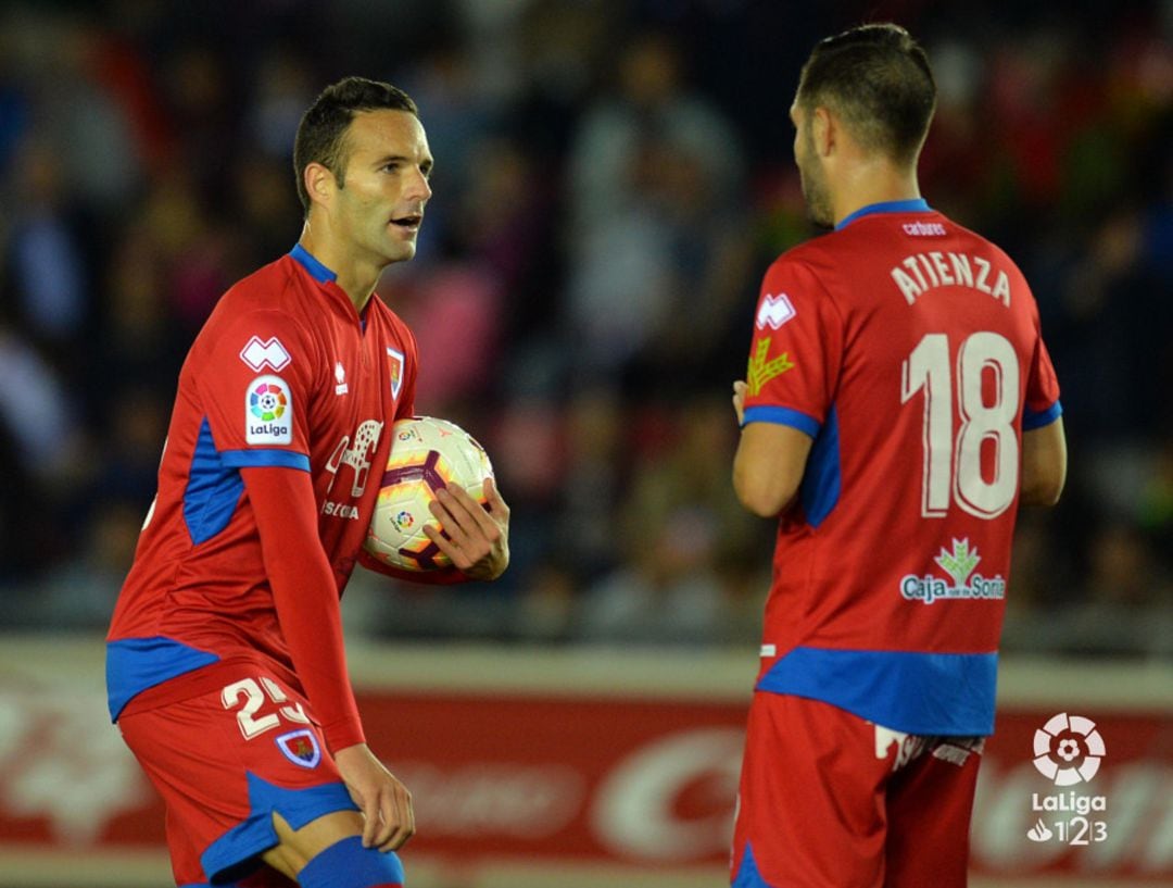 Borja Viguera, junto a Atienza, antes de lanzar el penalty ante el Zaragoza.