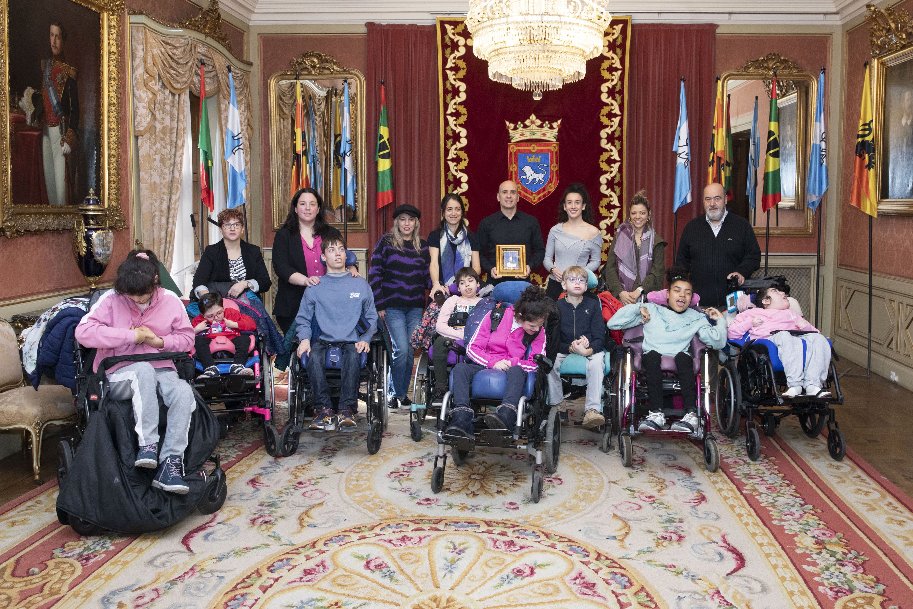 Miembros de Aspace Navarra al recibir el Haba de Oro en el Ayuntamiento de Pamplona.