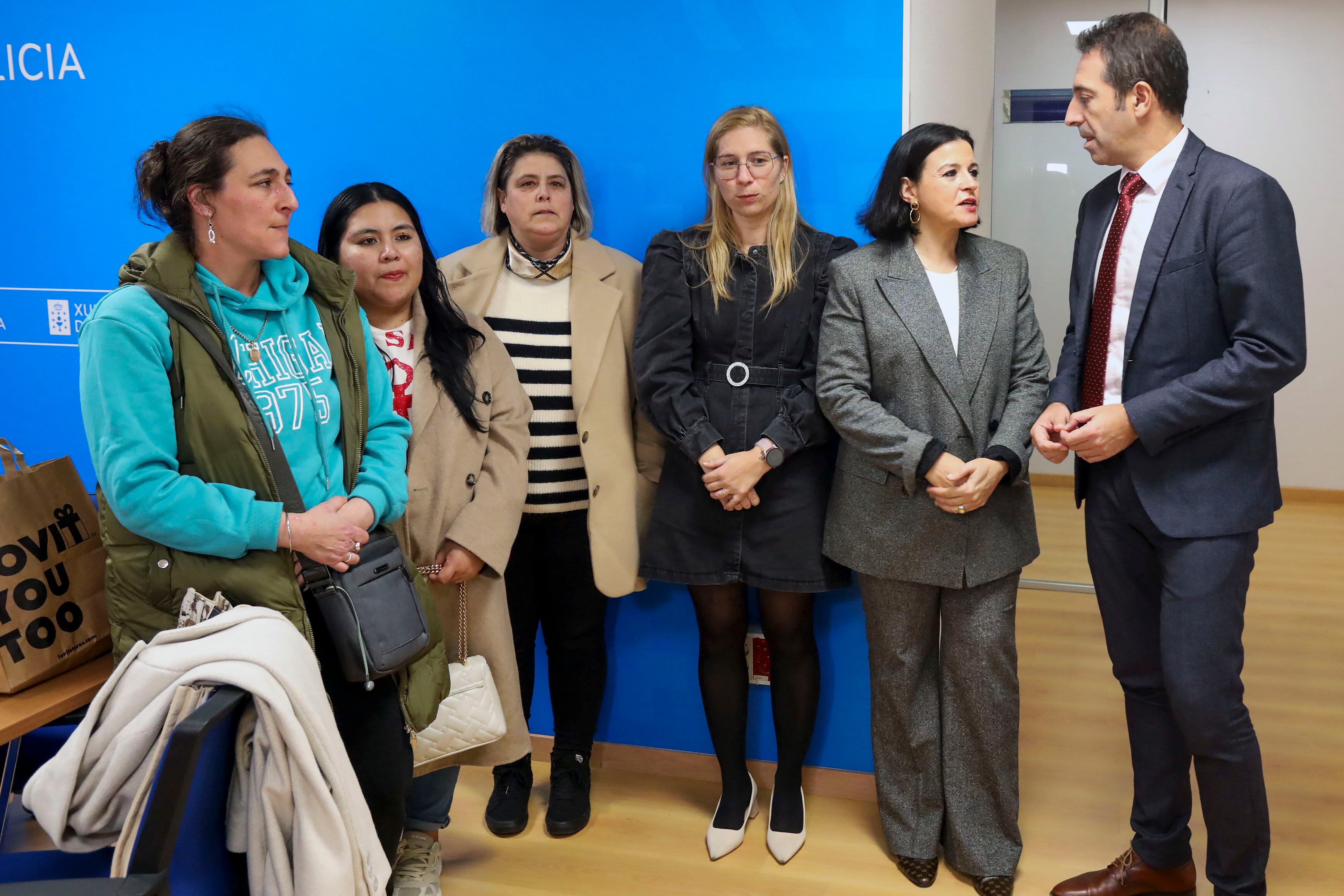 SANTIAGO DE COMPOSTELA, 22/11/2023.- El conselleiro de Mar, Alfonso Villares (d), recibe a familiares de las víctimas del naufragio del pesquero Villa de Pitanxo este miércoles, en Santiago. Las familias de los 21 marineros fallecidos en el naufragio del Villa de Pitanxo, que ocurrió el 15 de febrero de 2022 en aguas de Terranova, tramitan instalar una placa en recuerdo de su memoria en Canadá. EFE/ Xoán Rey
