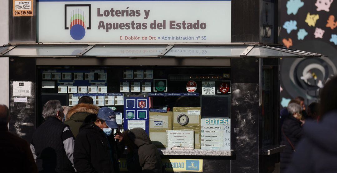 Varias personas en las inmediaciones de la administración de loterías &#039;El doblón de oro&#039;