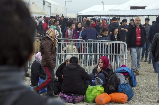 Refugiados esperan en el campamento temporal de Idomeni, en la frontera entre Grecia y Macedonia.