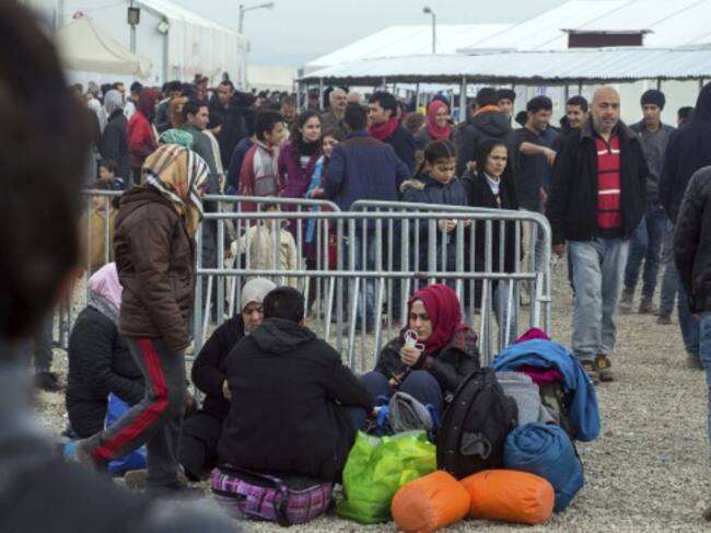 Refugiados esperan en el campamento temporal de Idomeni, en la frontera entre Grecia y Macedonia.