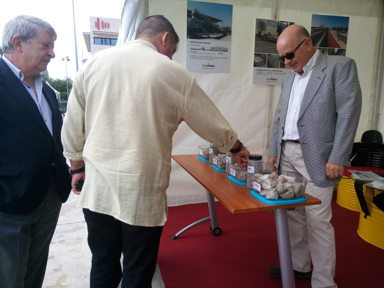 Manuel Gómez, director general de la Asocación de Constructores de Baleares, junto con Alejandro Pacs, jefe del área de comercialización de subproductos de TIRME.