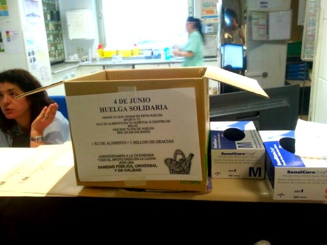 Una de las cajas depositadas a la entrada de una unidad del Gregorio Marañón