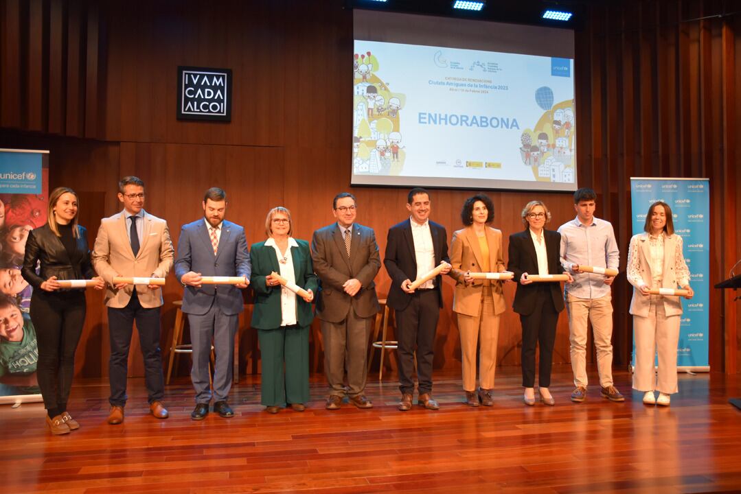 Alcaldes de las ciudades amigas de la infancia en la Comunidad Valenciana que han recibido el sello de UNICEF en Alcoy