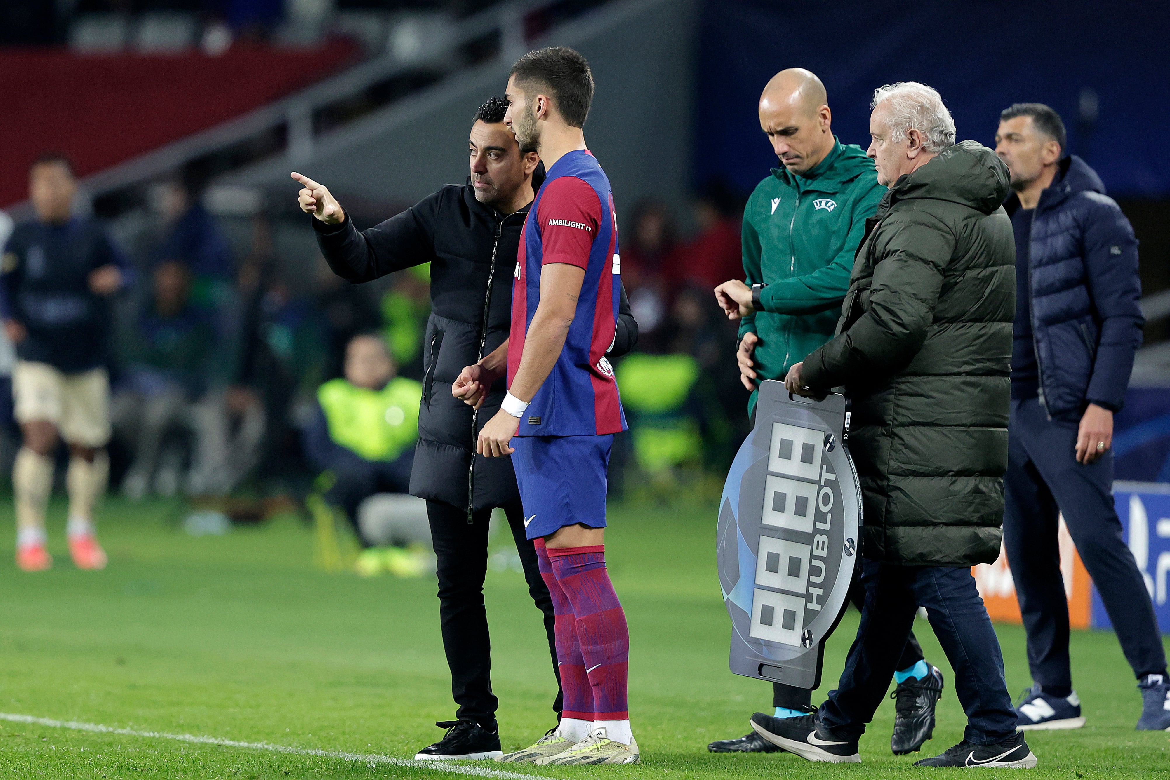 Xavi y Ferran Torres, en un partido de Champions de la presente temporada.