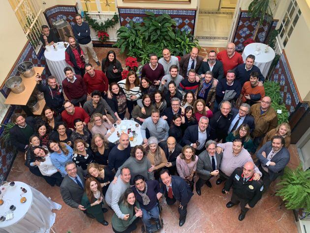 Juan Robles y su familia en el patio de Radio Sevilla, con parte de la plantilla y colaboradores de la emisora