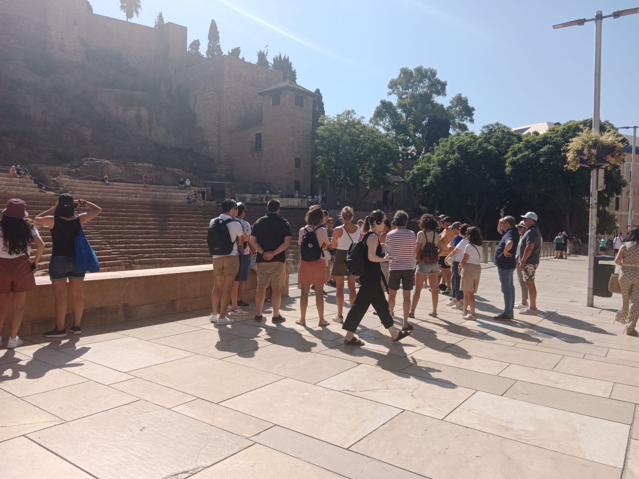 Grupo de turistas admirando el Teatro Romano y la Alcazaba de Málaga