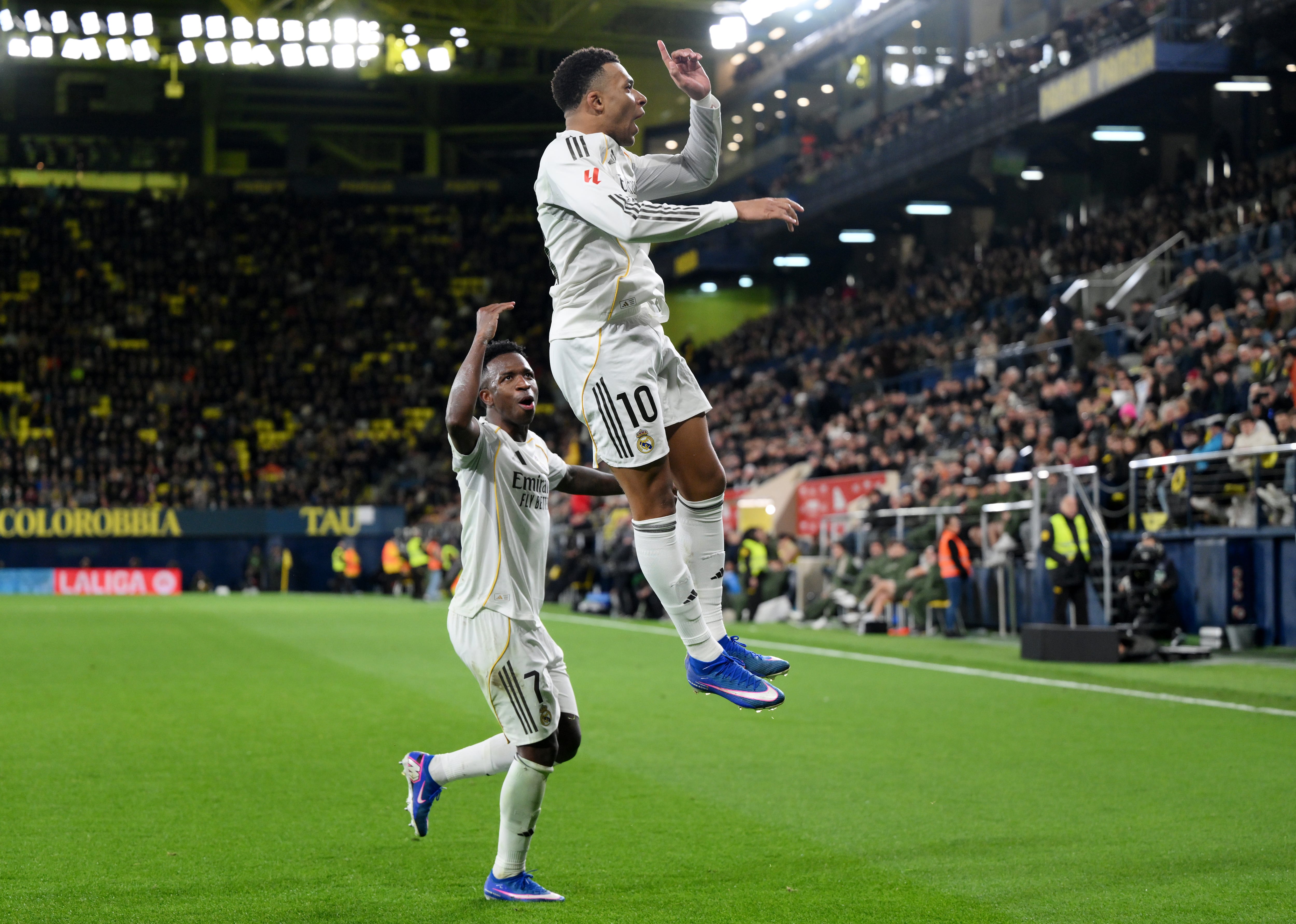 Kylian Mbappe y Vini celebran un gol del francés