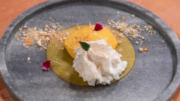 Espuma de yogurt, helado de mango, gelatina de fruta de la pasión y almendra caramelizada.