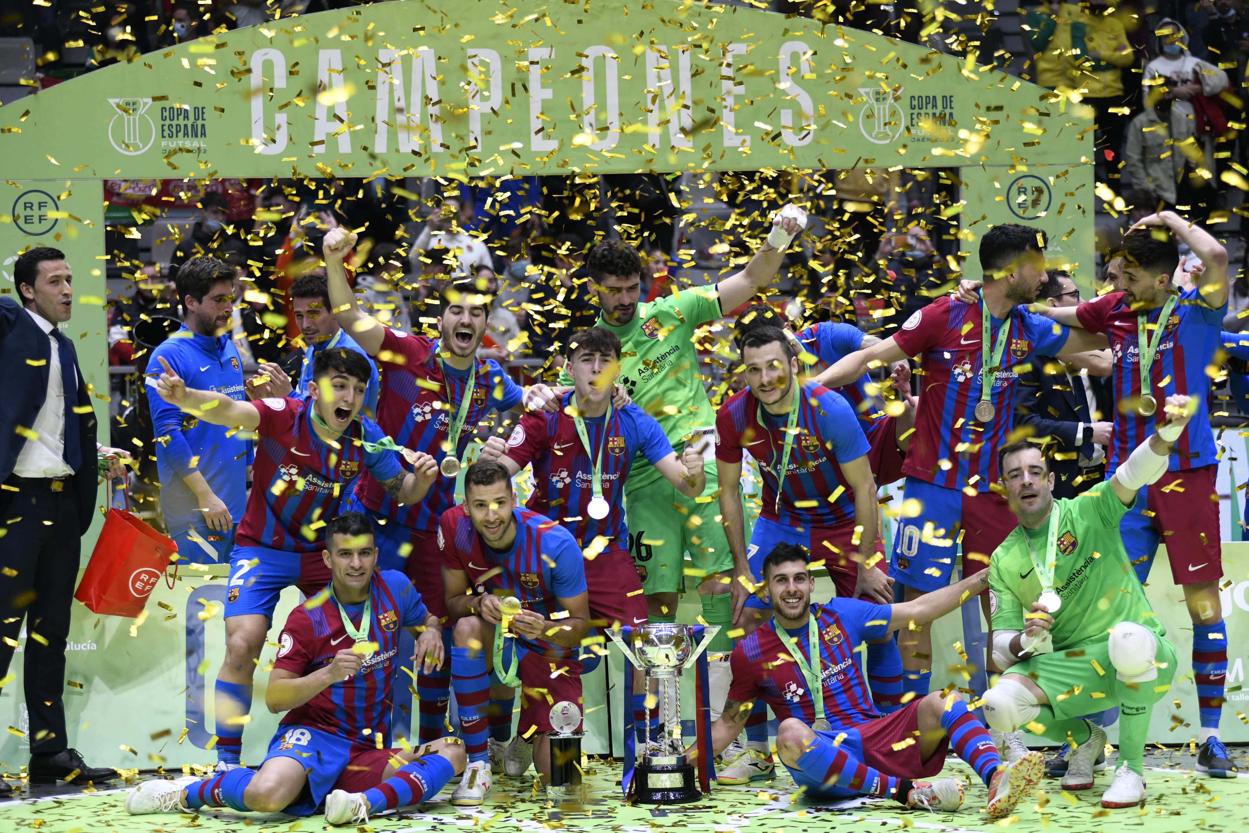 Los jugadores del Barça celebran su victoria en la final de la Copa de España tras derrotar en la tanda de penaltis al Pozo Murcia en el encuentro que han disputado hoy domingo en el Palacio de los Deportes Olivo Arena, en Jaén. EFE / José Manuel Pedrosa.