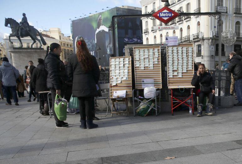 Los últimos rezagados hace cola en la administración de de loteria de Doña Manolita en la Puerta de El Sol para adquirir su décimo para el sorteo extraordinario de El Niño