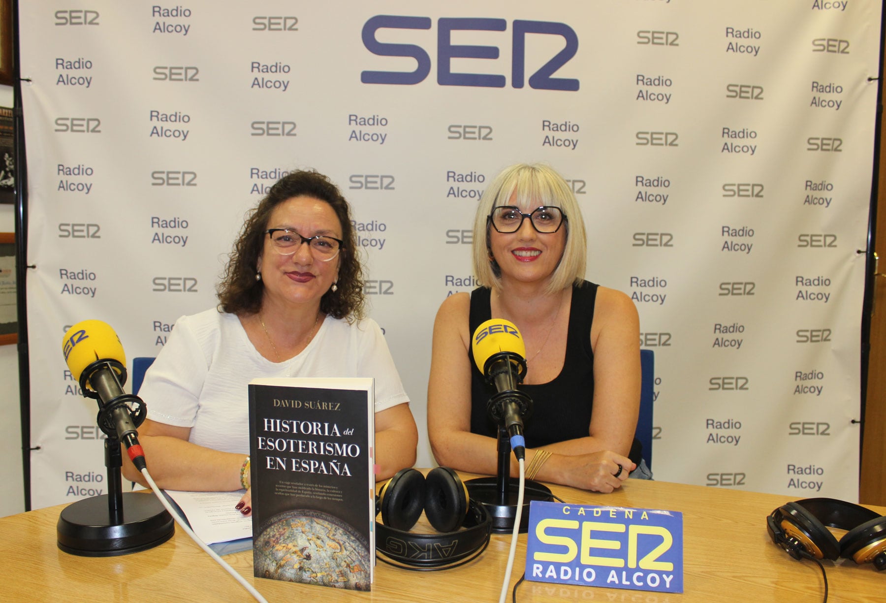 Begoña Doménech y Begoña Beneito, con un ejemplar del libro, en el estudio central de Radio Alcoy