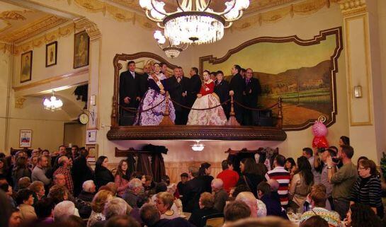 Acto celebrado en el Casino de Canals con los retratos de Franco y Jose Antonio a la izquierda