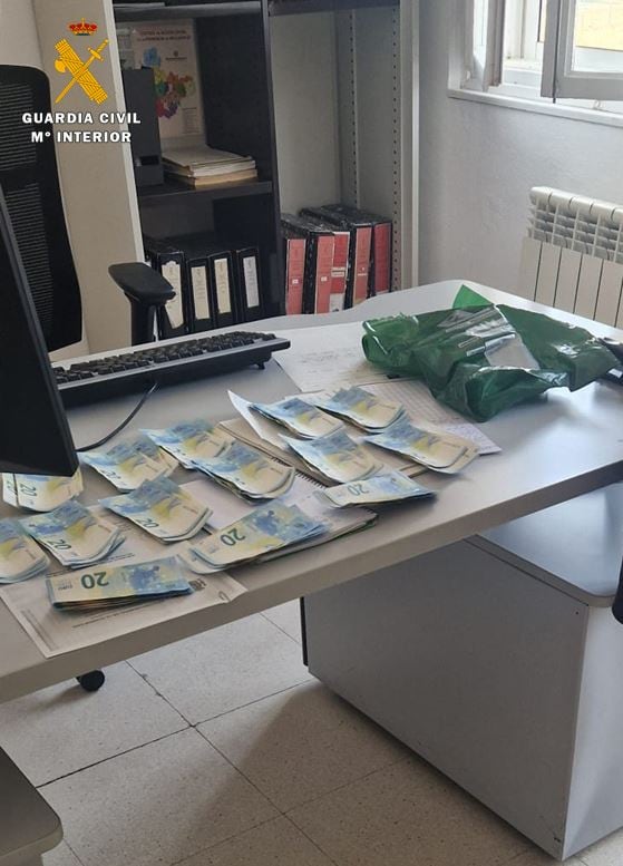 La Guardia Civil de Valladolid devuelve a su dueño 1.500 euros encontrados por un vecino de La Mudarra