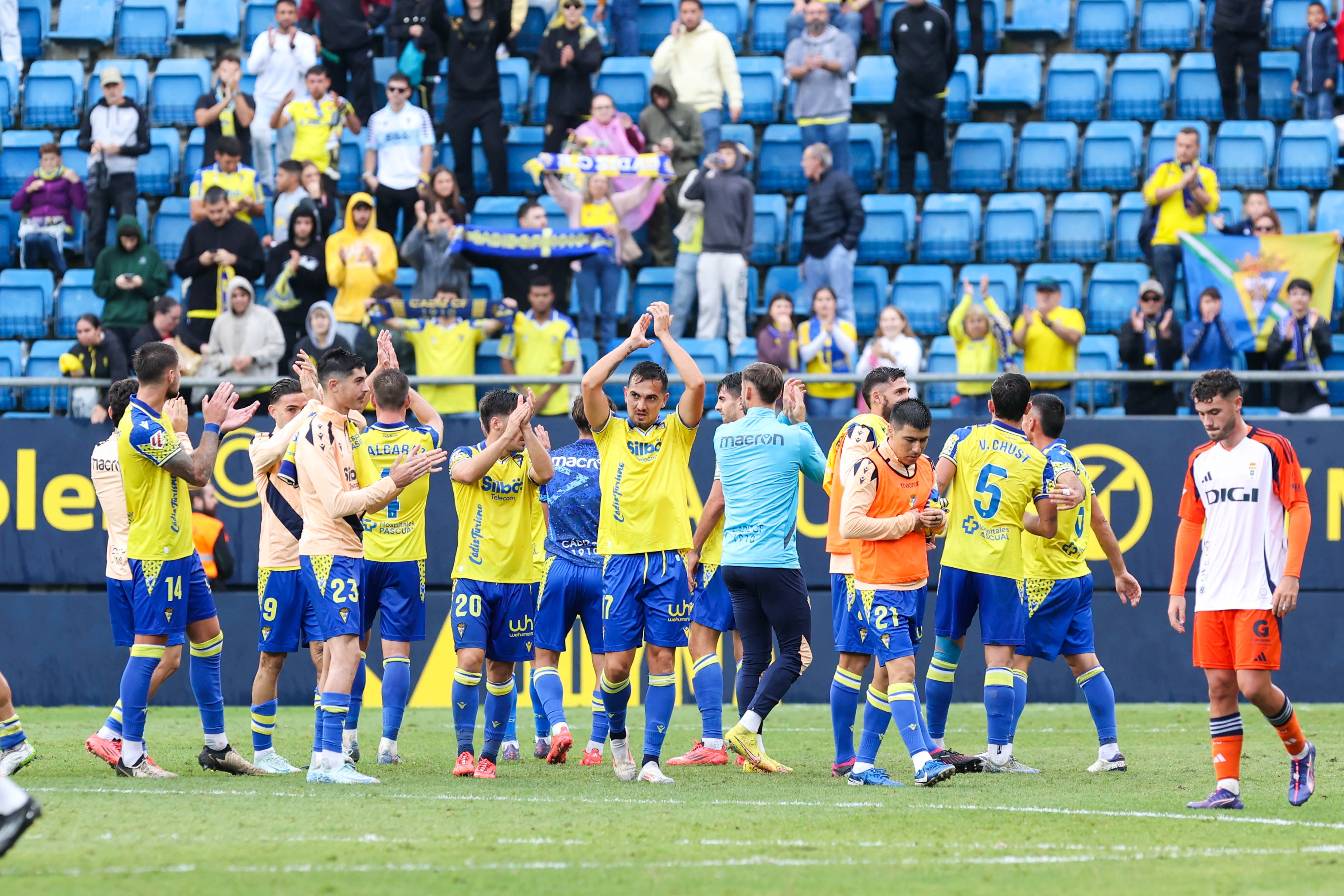 El Cádiz CF celebra la victoria ante el Real Oviedo.