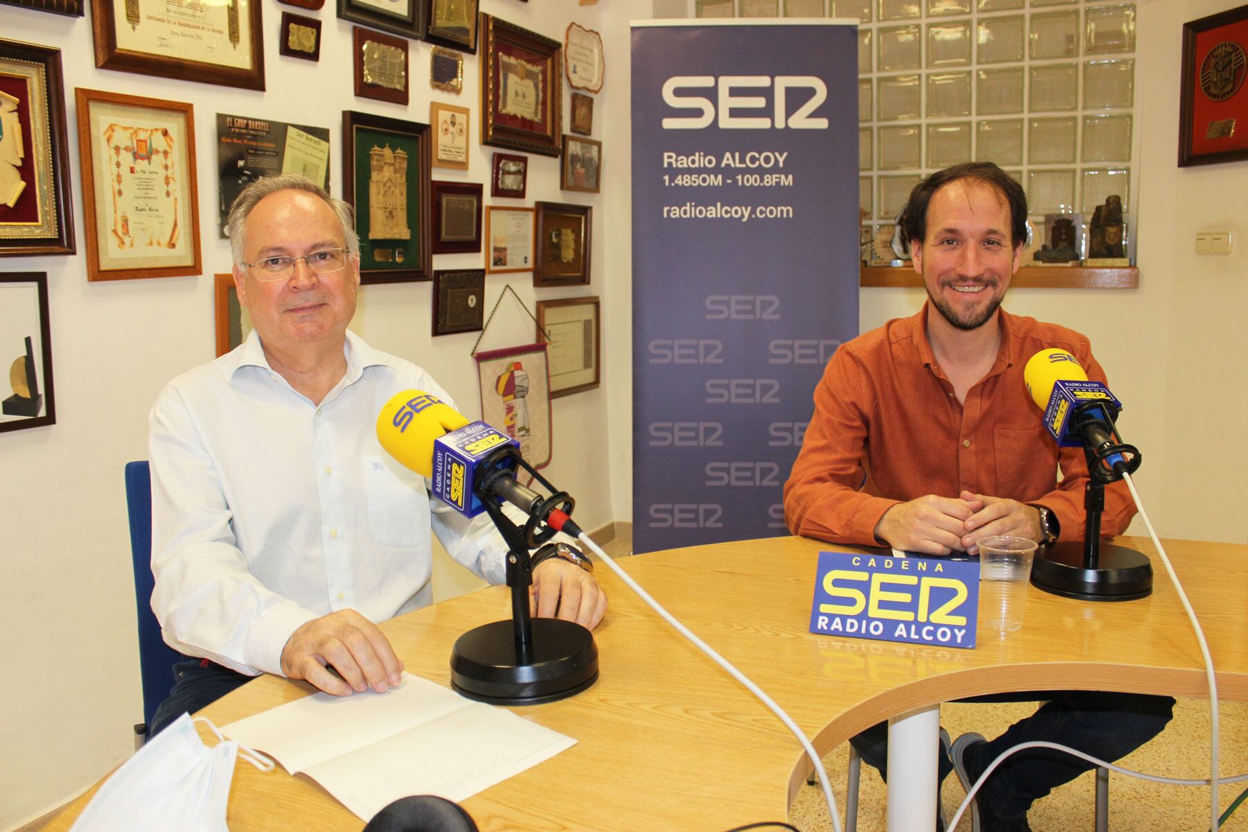 Enrique Barbeito y Quico Fenollar en el estudio central de Radio Alcoy