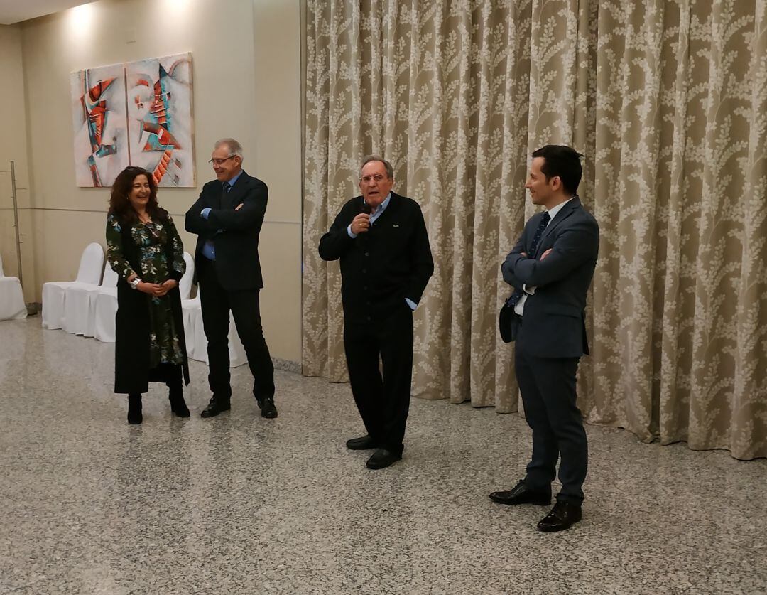 El presidente, Damián Tascón, junto a su directiva, se dirige a los presentes