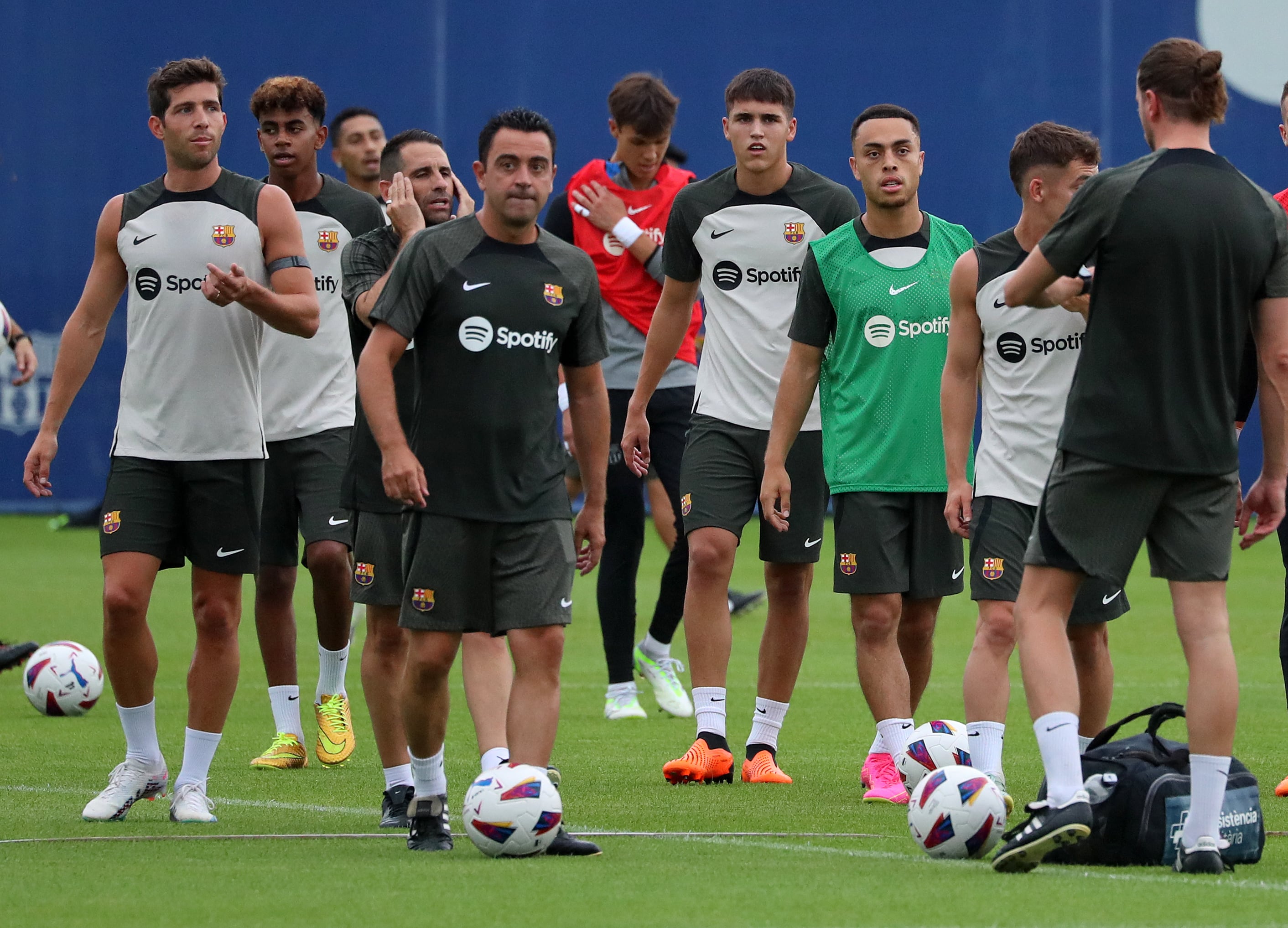 Sergino Dest en un entrenamiento con Xavi Hernández