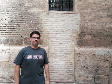 César Guardeño, historiador y guía responsable de Caminart, frente a la puerta, ahora tapiada, de la casa del verdugo valenciano