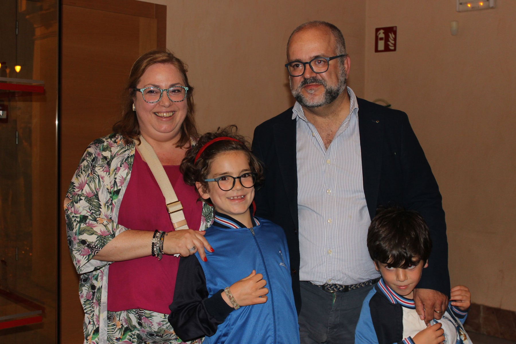 El Sant Jordiet, Martín Bellver Sevila, junto a su hermano Mauro y sus padres Jara y Enrique