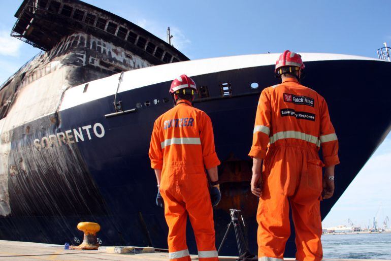 El ferri &#039;Sorrento&#039; arriba al port de Sagunt on serà inspeccionat després de l&#039;incendi que va patir amb 156 persones a bord