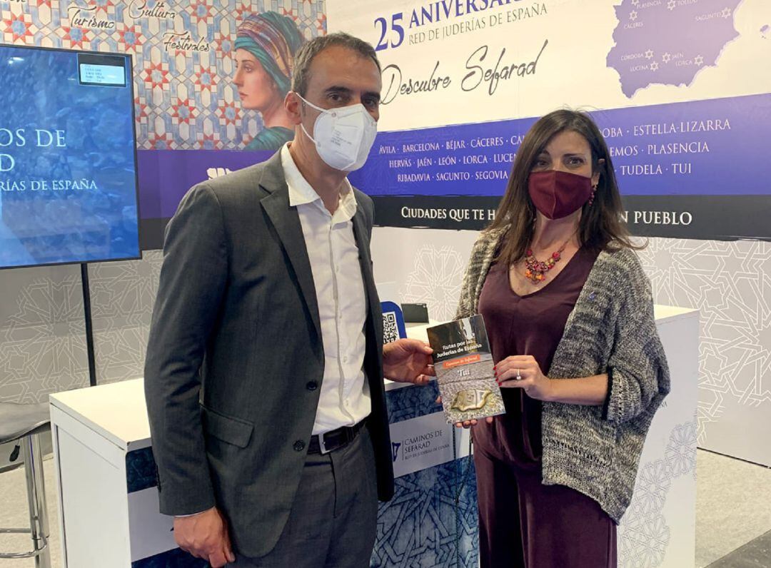 Enrique Cabaleiro, alcalde de Tui, en el stand de Fitur de la Red de Juderías de España.