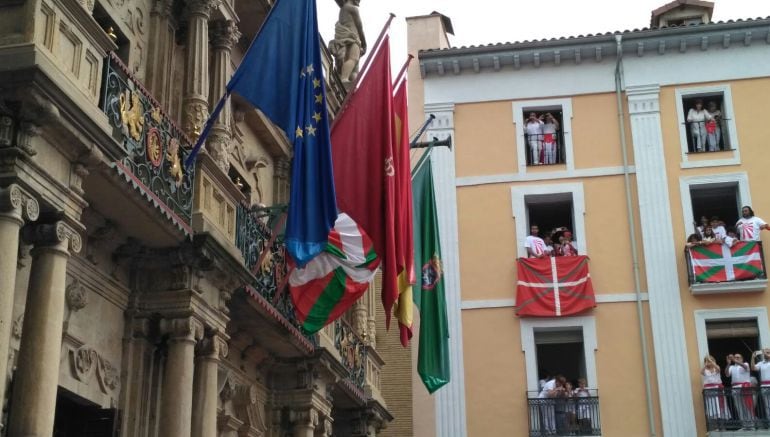 Presencia de la ikurriña en el Ayuntamiento de Pamplona en el inicio de los sanfermines 2017 