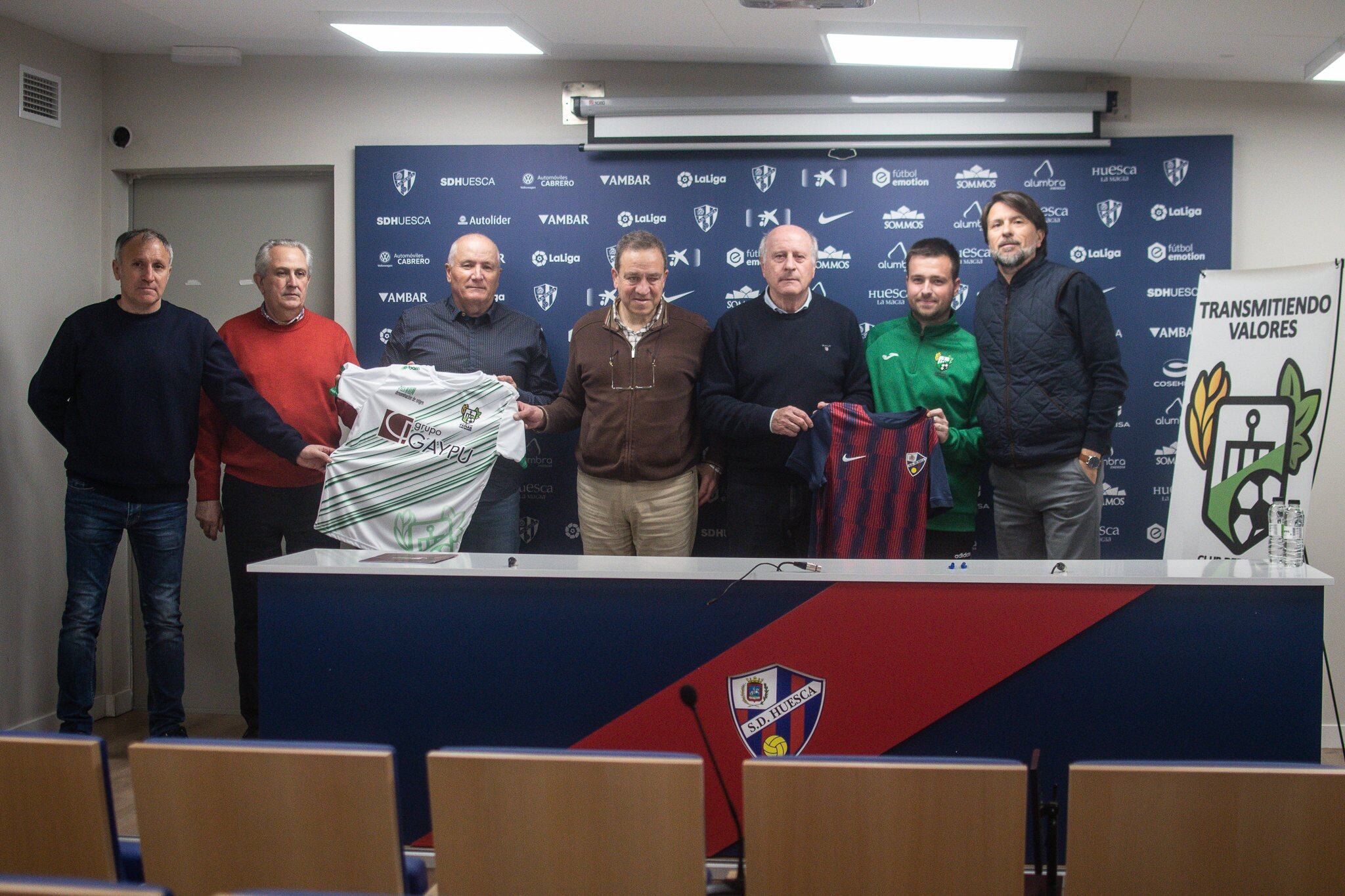 Representantes del Peñas Oscenses y SD Huesca durante la presentación del acuerdo