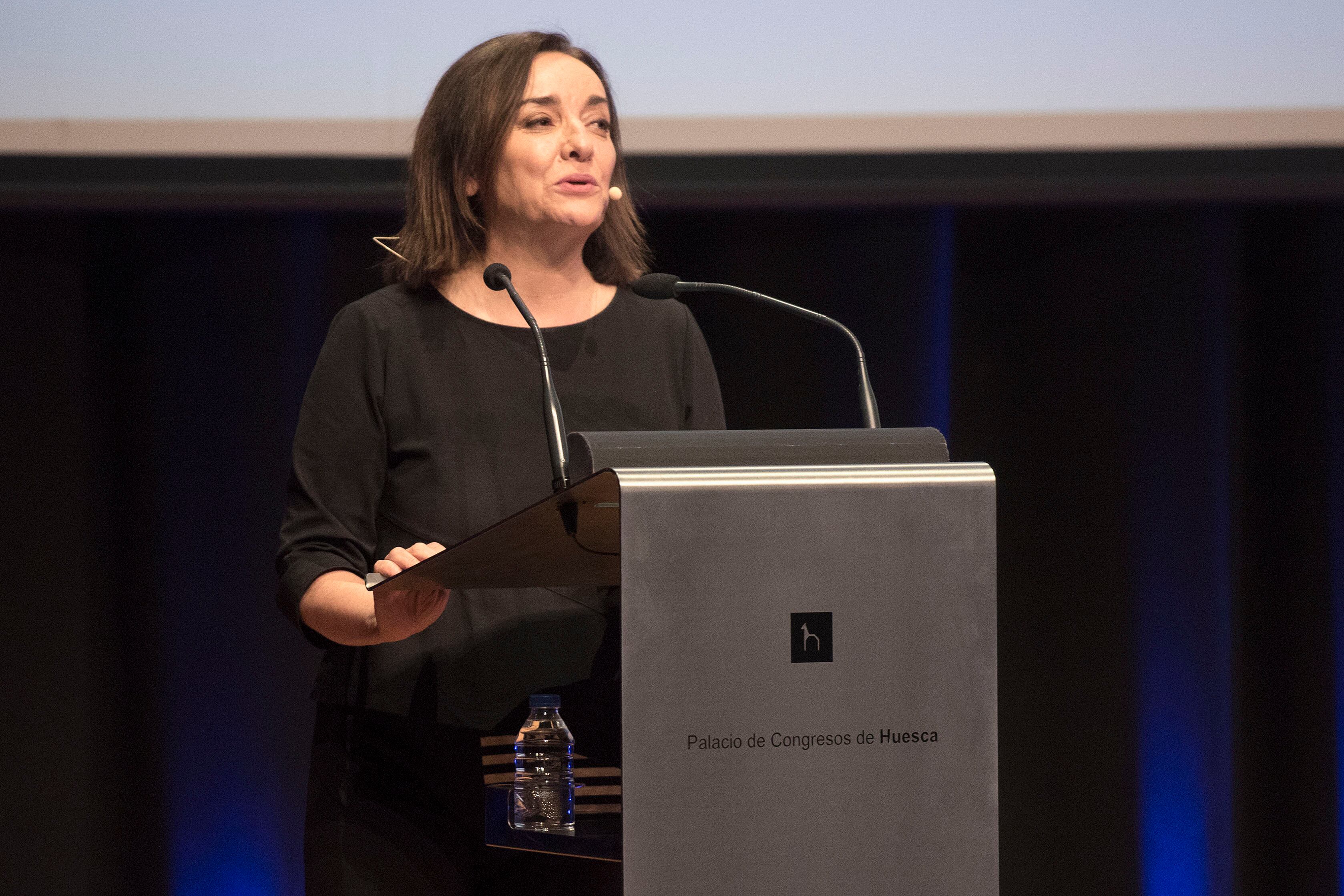 HUESCA, 24/03/2022.- La directora de El País, Pepa Bueno, pronuncia el discurso inaugural del XXIII Congreso de Periodismo de Huesca que se celebra los días 24 y 25 de marzo en Huesca. EFE/Javier Blasco