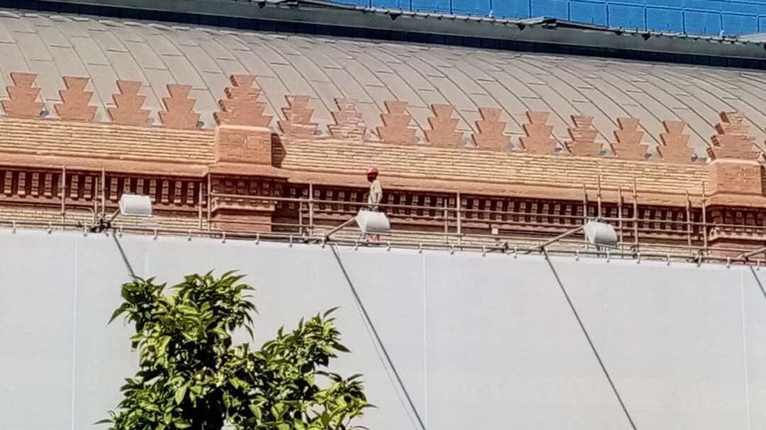 Un operario trabajaba esta mañana en la retirada de los andamios del edificio de Plaza de Armas