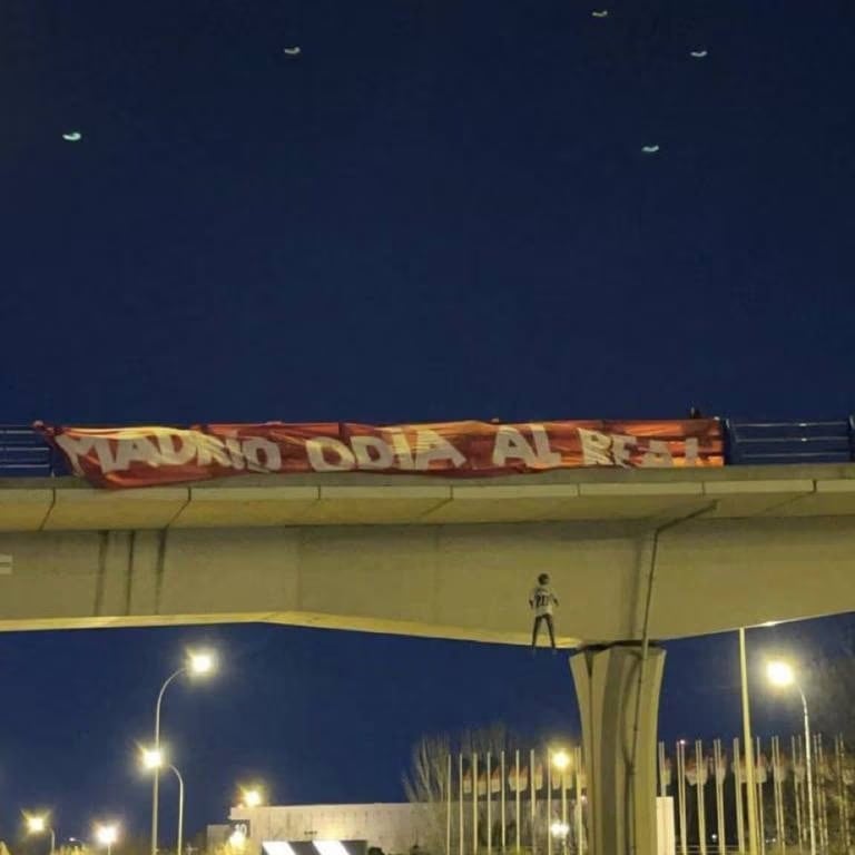 El muñeco con la camiseta de Vinicius y la pancarta, colgados de un puente de Madrid. 