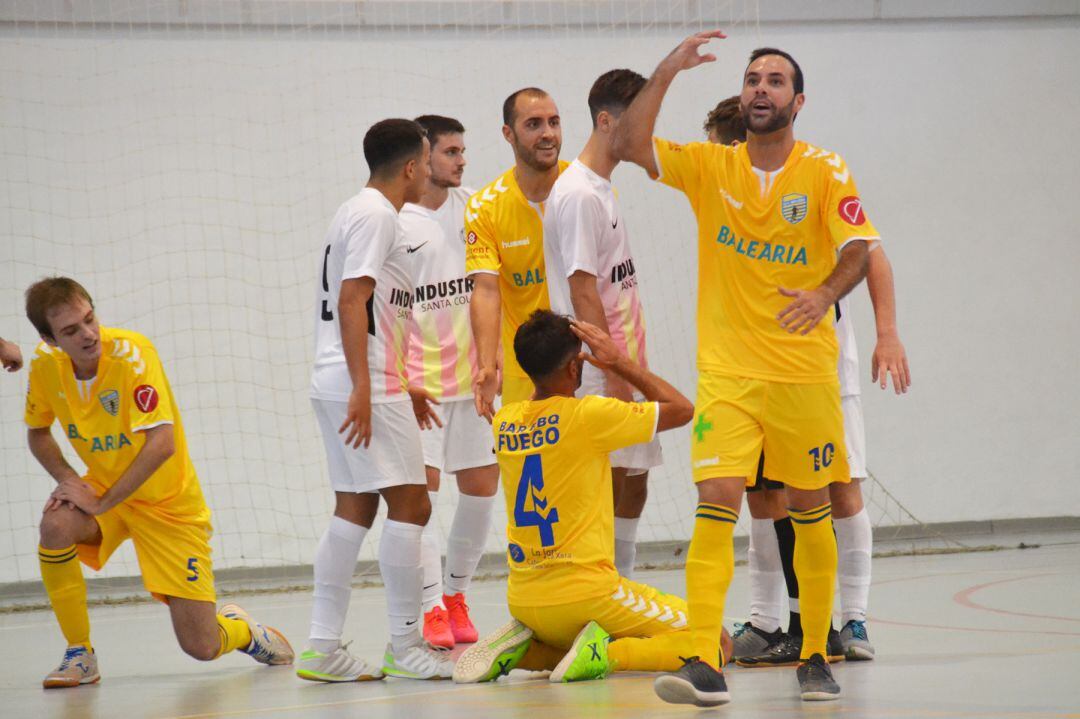 Juanjo protestando el penalty sobre Jaén.