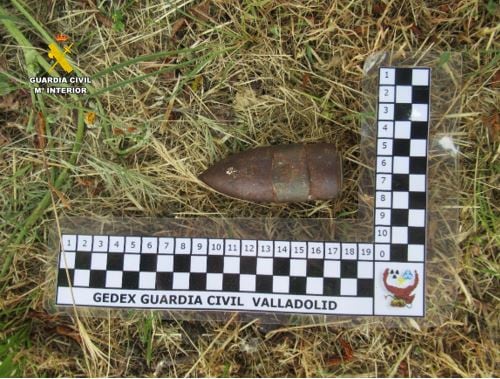 La Guardia Civil destruye un proyectil de artillería hallado en una tierra de labor en la localidad de Cogeces del Monte