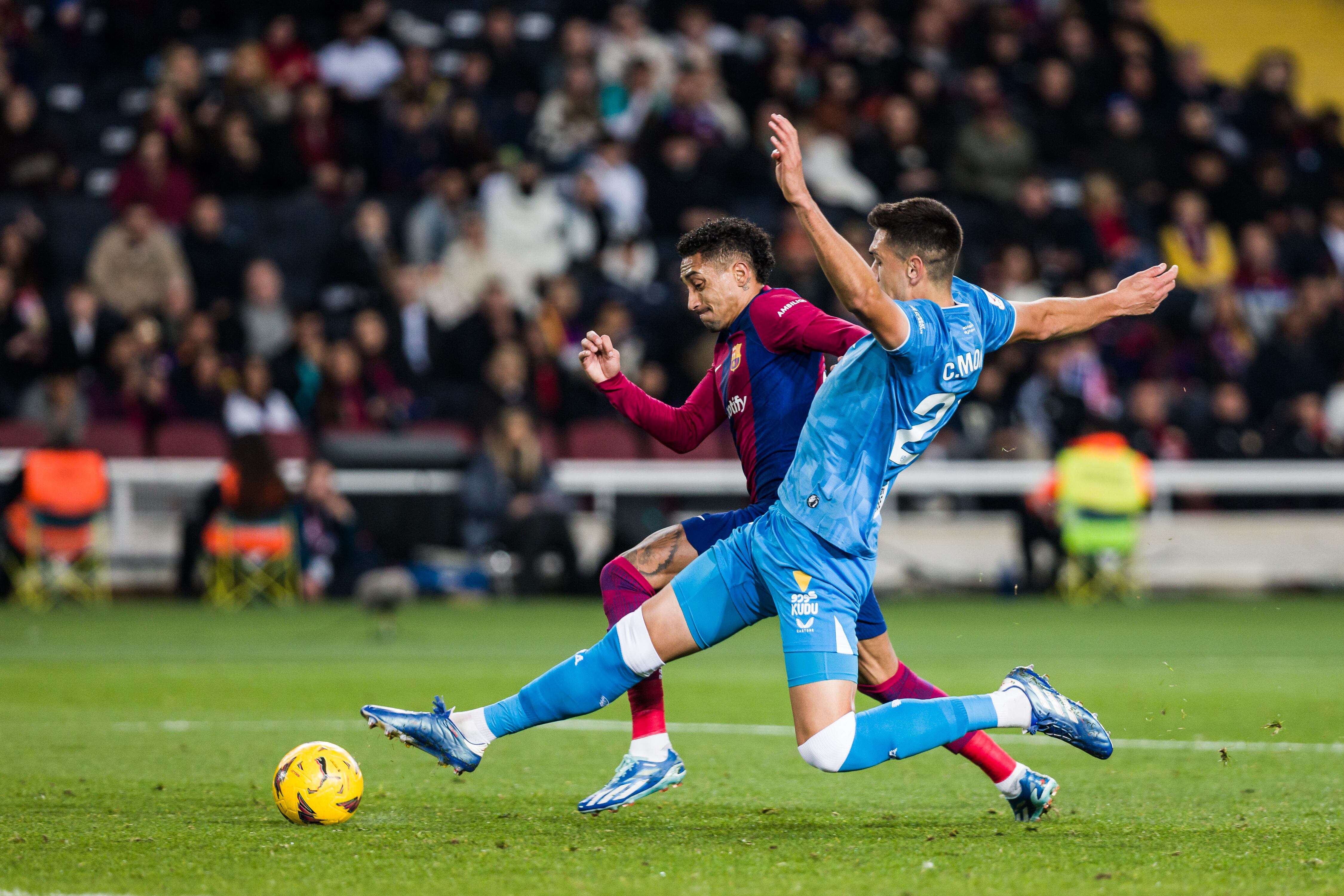 Raphinha y Montes en el partido de primera vuelta de LaLiga EA Sports entre FC Barcelona y UD Almería.