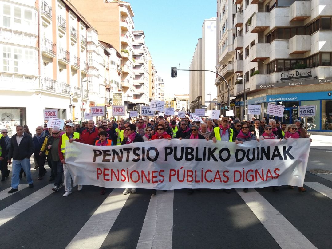 Un millar de manifestación han participado en la protesta convocada por los pensionistas en Vitoria