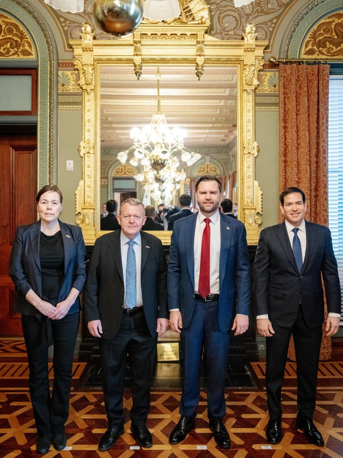 El ministro de Asuntos Exteriores de Dinamarca, Lars Løkke Rasmussen, y la ministra de Asuntos Exteriores e Investigación de Groenlandia, Vivian Motzfeldt, junto al secretado de Estado de EEUU, Marco Rubio, y el vicepresidente J.D. Vance.