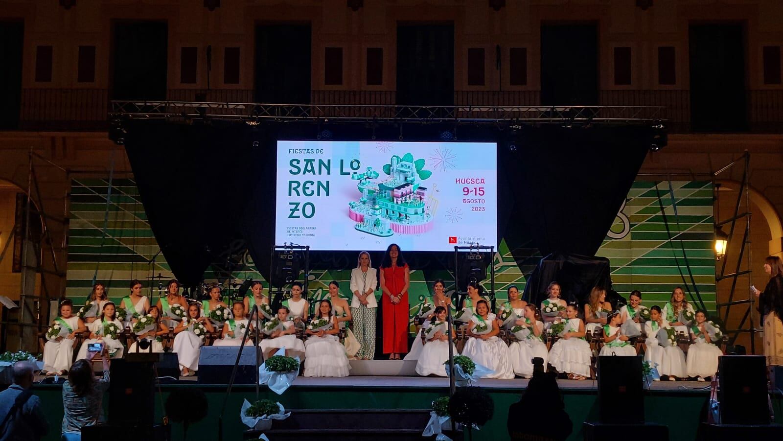 Las 28 mairalesas de barrios y peñas de Huesca, en su presentación