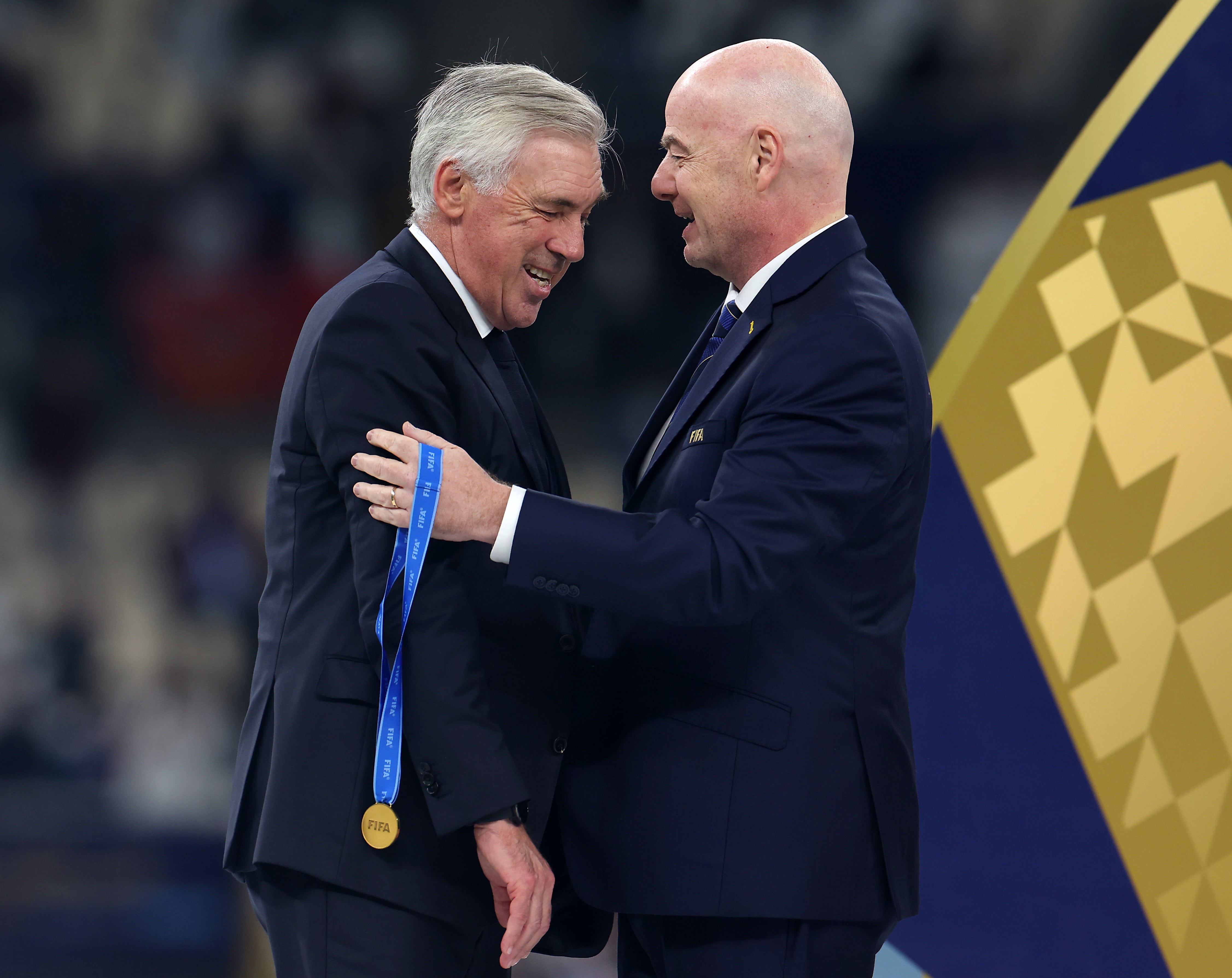 Carlo Ancelotti saluda al presidente de la FIFA tras ganar la Copa Intercontinental