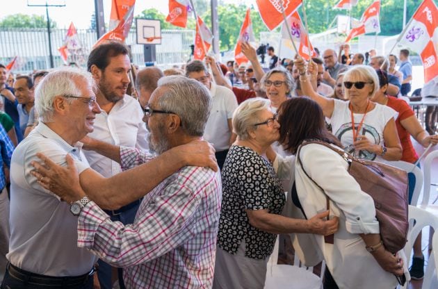 Acto de presentación de Óscar Puente con Josep Borrell, quien se saluda con Tomás Rodríguez Bolaños