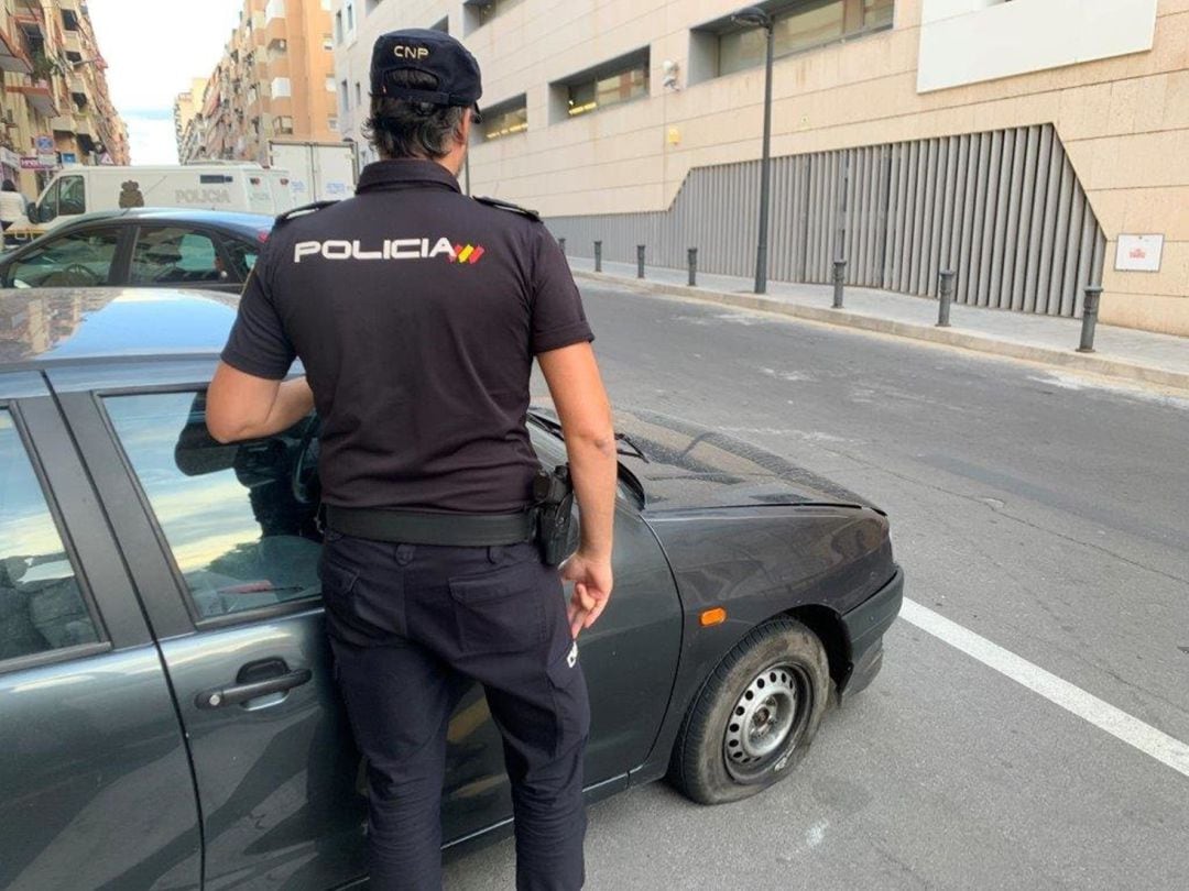 Agente de la Policía Nacional enfrente de la Comisaria de Alicante 