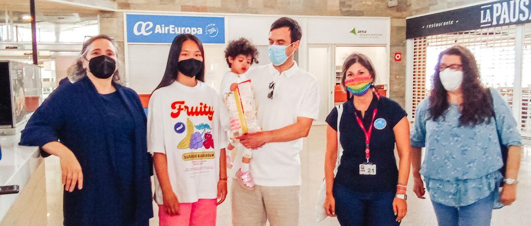 La pequeña Khdeija antes de regresar a Mauritania