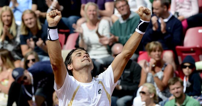 El tenista español David Ferrer celebra la victoria conseguida en la final del Abierto de Suecia frente a su compatriota Nicolás Almagro, en Bastad, sur de Suecia, el 15 de julio del 2012.