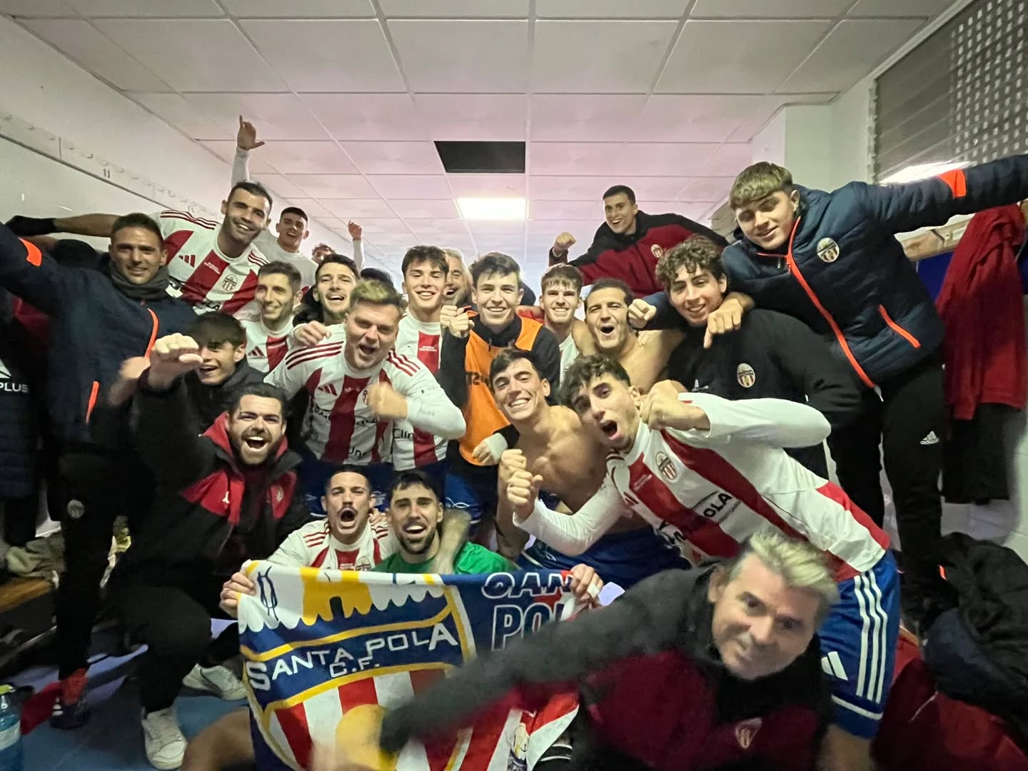 El Santa Pola celebra la victoria en Villena