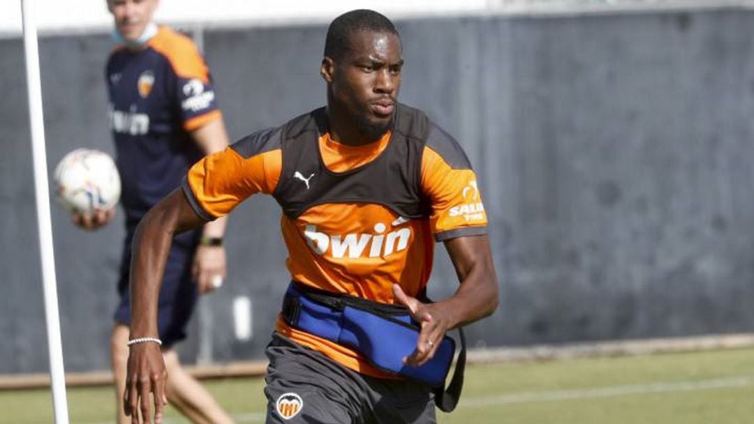 Geoffrey Kondogbia, durante un entrenamiento en la Ciudad Deportiva de Paterna. 